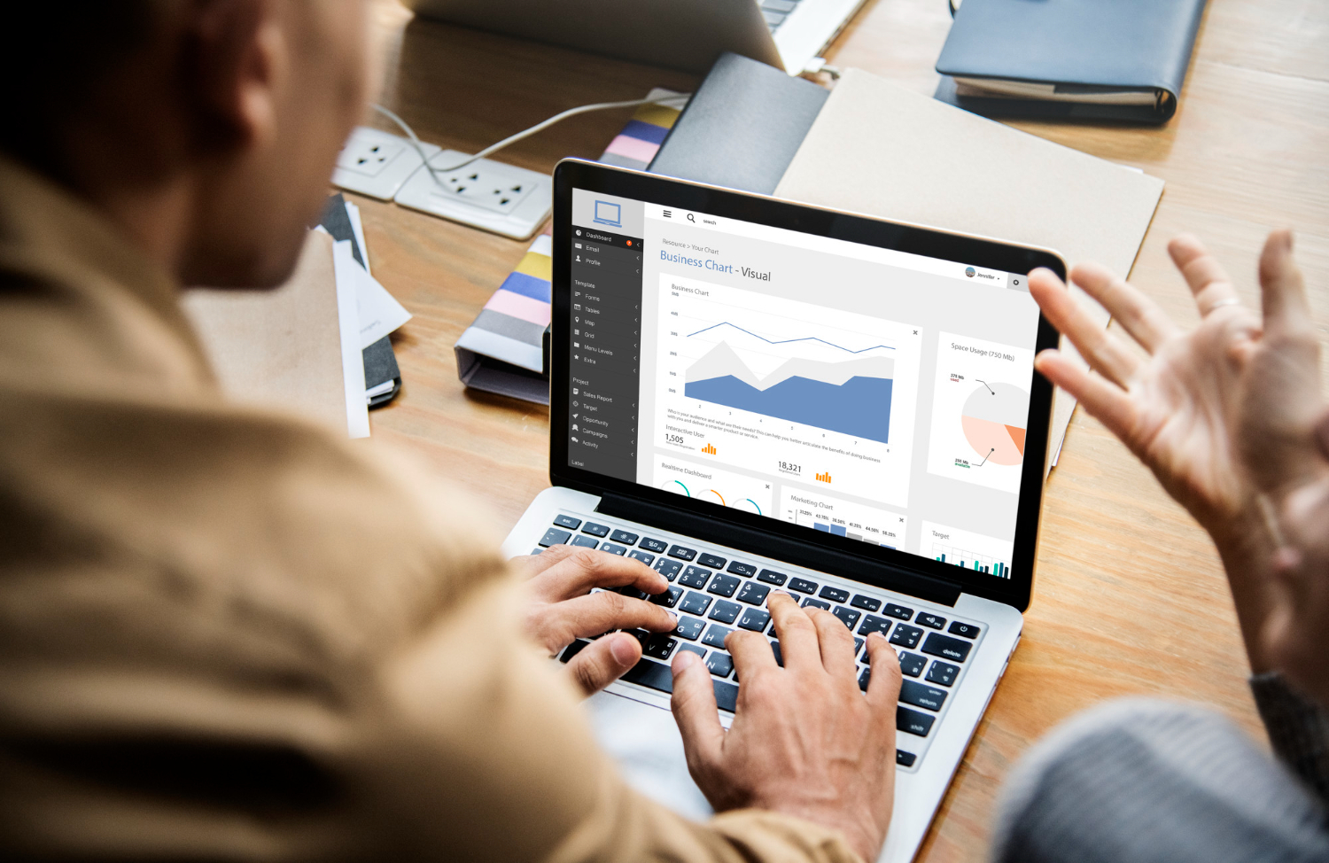 Hombre analizando gráficos en un ordenador, auditoría de analítica digital