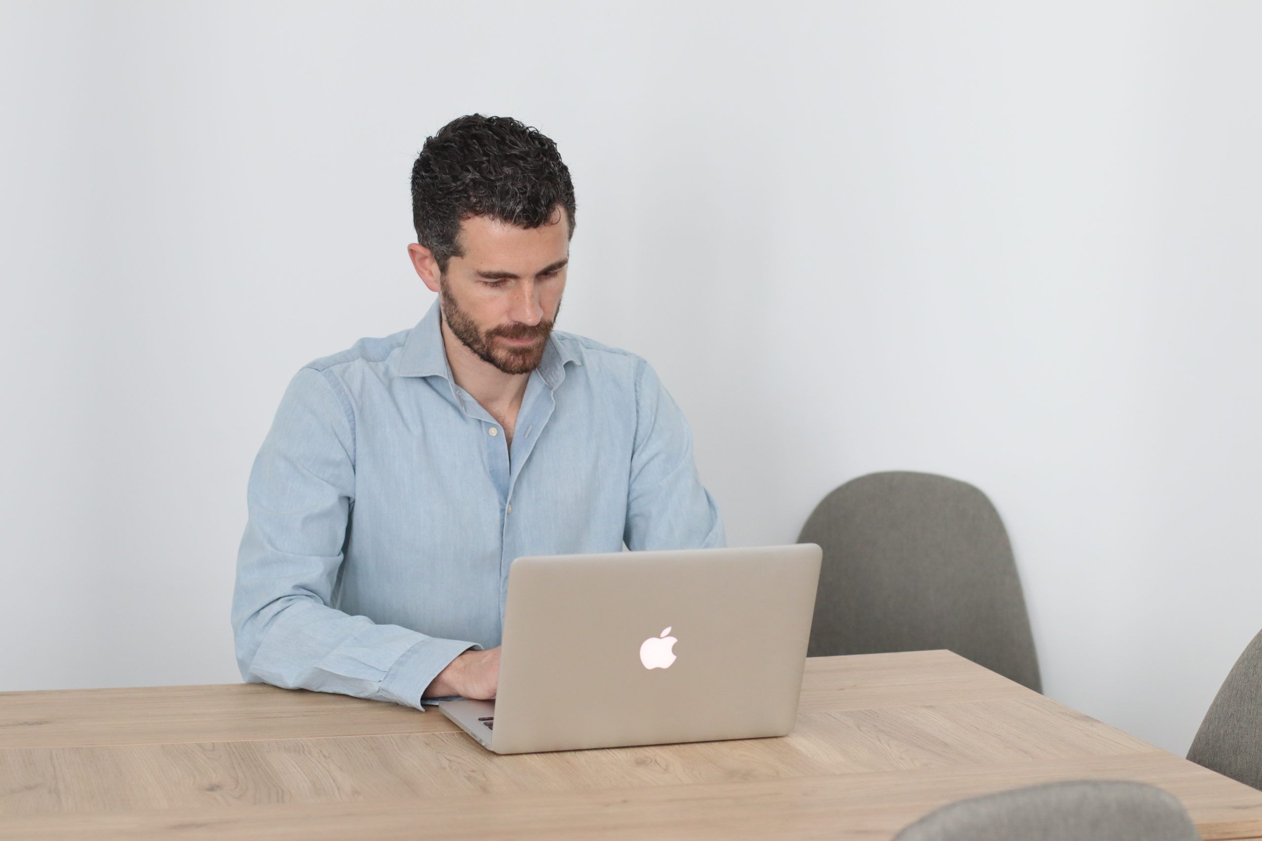 Ramón Fernández, analista de datos, trabajando frente a su ordenador