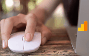 Mano sujetando un ratón de ordenador, lista para interactuar con datos