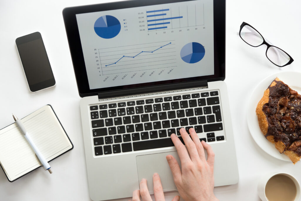 Portátil mostrando gráficos de análisis de datos